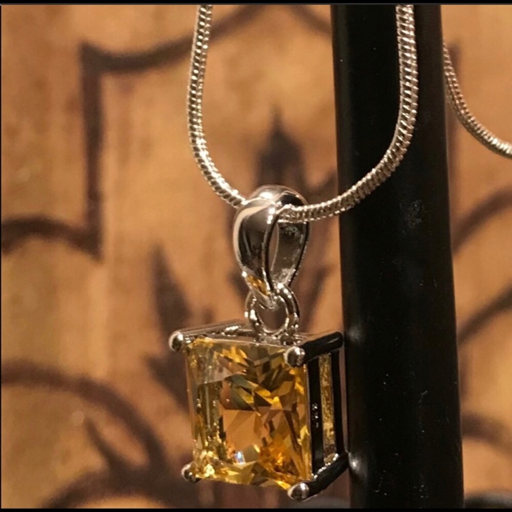❤️Beautiful 925 Necklace with cetrine pendent❤️